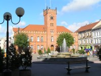 Szczecinek - Plac Wolnosci (Die Freiheit Platz). Das Rathaus und dem Brunnen.