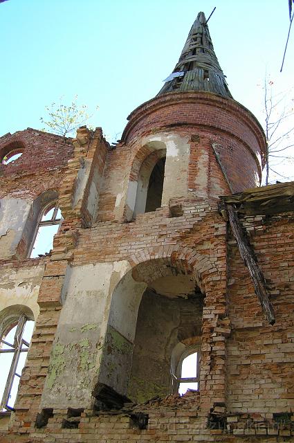 22_2007_5035612.jpg - The ruins inside.