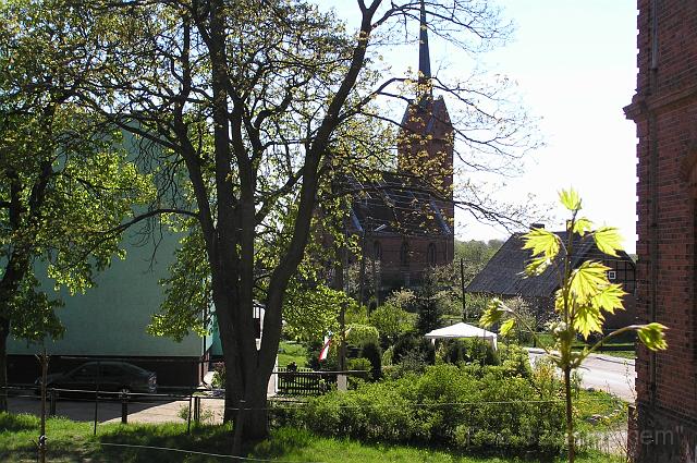 26_2007_5035617.jpg - Blick auf die Kirche aus den Ruinen des Palastes.